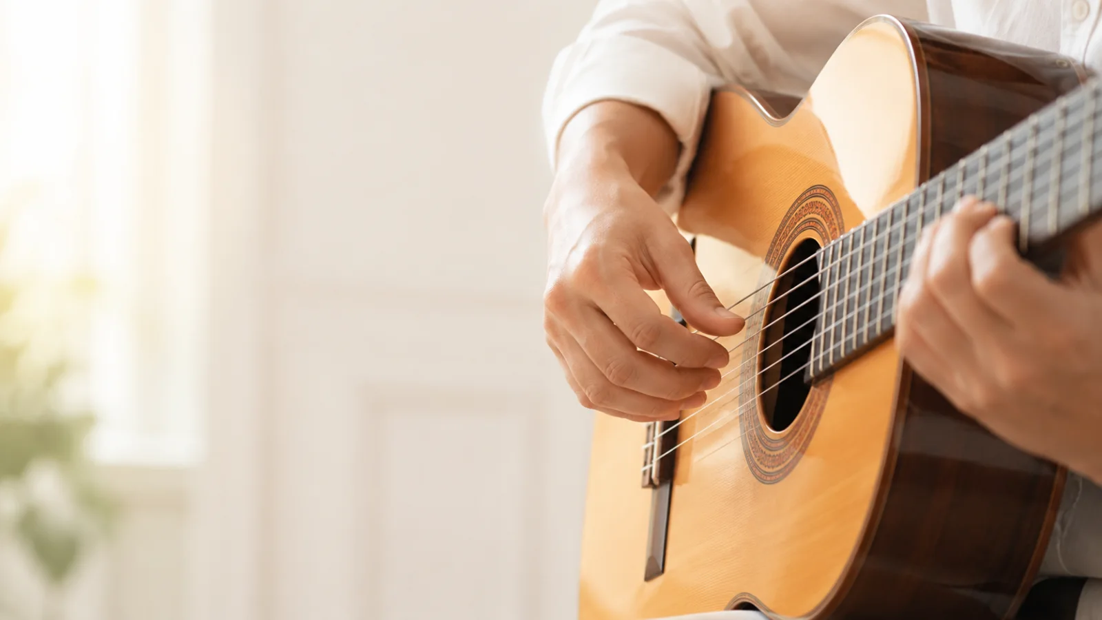 Mani che suonano una chitarra classica per il corso di chitarra dell’Accademia Ars Nova a Nichelino